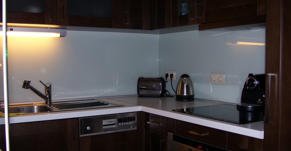 uveg-falburkolat-konyha