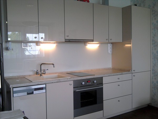 uveg-falburkolat-konyhaba-1