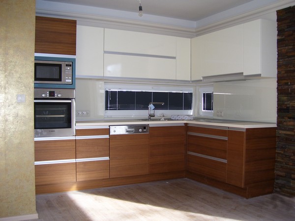 uveg-falburkolat-konyhaba-4