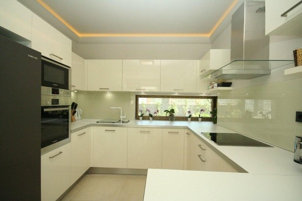 uveg-falburkolat-konyhaba