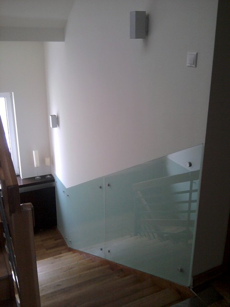 uveg-falburkolat-lepcsohazban