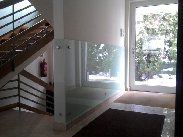 uveg-falburkolat-lepcsohazban1